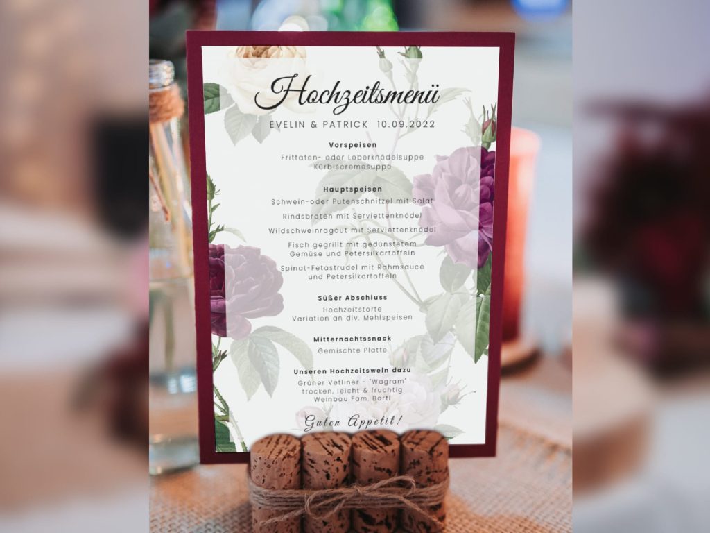 Hochzeitsmenü mit geschwungener Schrift und floralem Hintergrund