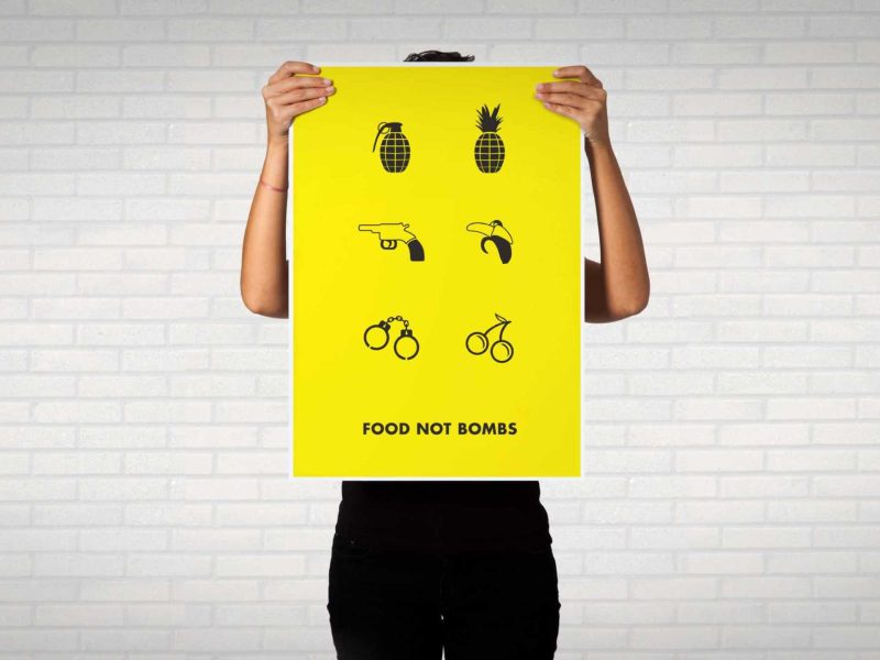 Printdesign -Postergestaltung von Panda Vision, Illustrationen von Lebensmitteln und Waffen mit dem Titel "Food not Bombs", in Schwarz auf gelbem Hintergrund