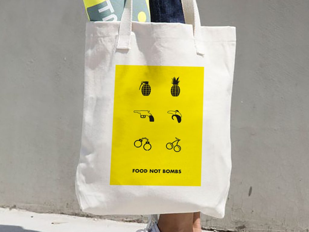 Grafikdesign auf einer Tragtasche -Illustrationen von Lebensmitteln und Waffen mit dem Titel "Food not Bombs", in Schwarz auf gelbem Hintergrund