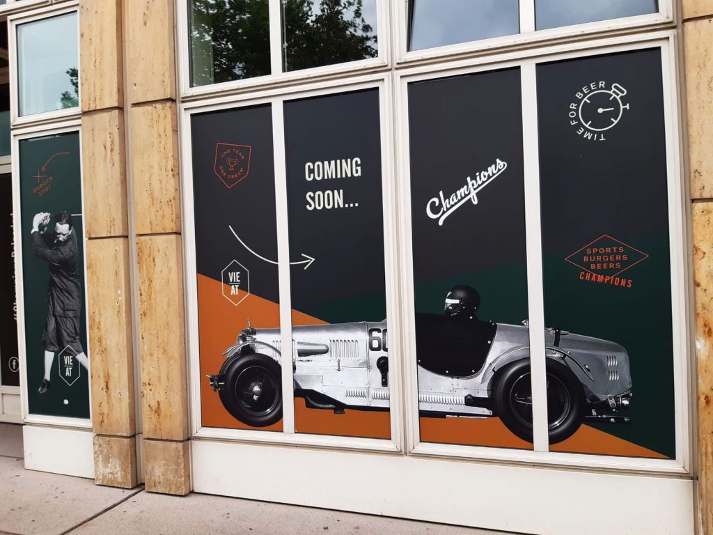 Außenwerbung, Shopdesign einer Sportsbar, Schwarz-Weiße Fotos von unterschiedlichen Sportarten