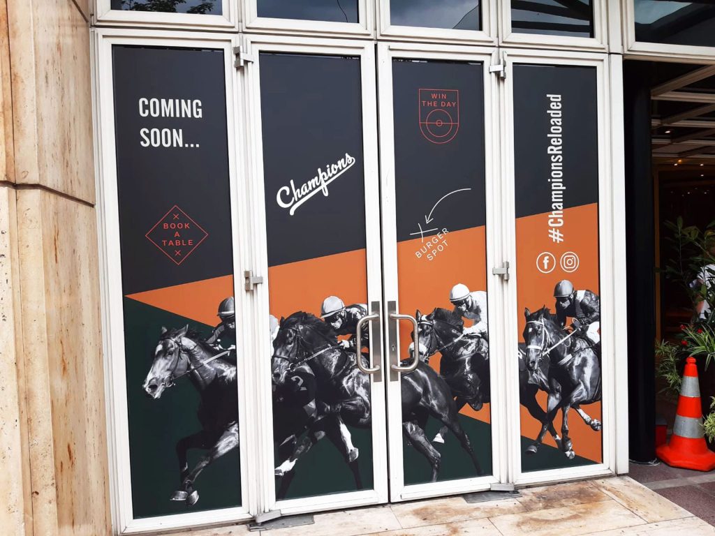 Außenwerbung, Shopdesign einer Sportsbar, Schwarz-Weiße Fotos von unterschiedlichen Sportarten