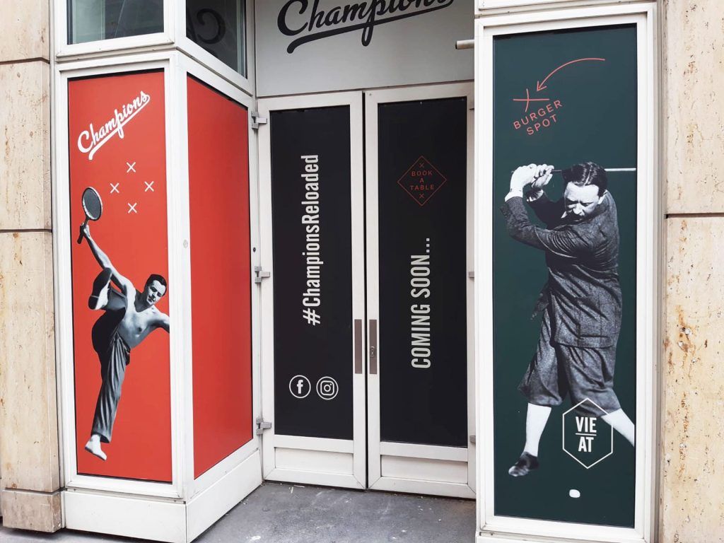 Außenwerbung, Shopdesign einer Sportsbar, Schwarz-Weiße Fotos von unterschiedlichen Sportarten